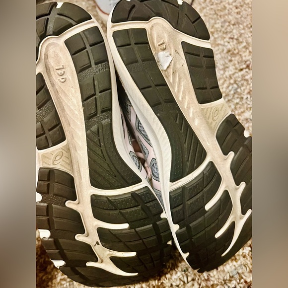 Women’s ASICS Sneakers 8.5D - Picture 2 of 6